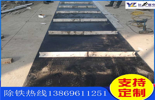 不銹鋼除鐵器皮帶廠家服務湖南皮帶懸掛式除鐵器,除鐵器卸鐵皮帶主要是安裝在各個型號的電磁、永磁自卸式除鐵器上,當輸料皮帶上的散狀物料經過自卸除鐵器底部時,混雜在物料中的鐵磁性雜質在除鐵器磁芯強大的磁場力作用下被吸附到除鐵器卸鐵皮帶上,由不停運轉的卸鐵皮帶將吸附住的鐵雜質刮出,卸進集鐵箱,從而達到自動連續除鐵的目的。無需人工清理,實現了自動化除鐵。 一、不銹鋼除鐵器皮帶廠家服務湖南皮帶懸掛式除鐵器選型指南: 1.提供卸鐵皮帶準確的帶寬、周長及厚度。 2.了解清楚所需卸鐵皮帶為一次性成型的環帶還是帶接頭式的,其次確認卸鐵刮板為膠條一體式刮板還是不銹鋼刮板。 注:一般情況下,除鐵器生產廠家在生產除鐵器時用的是一次性成型的環帶,但用戶在后期更換時,一次性成型的環帶不方便更換及安裝,需將除鐵器大拆大卸,套上卸鐵皮帶之后,然后重新組裝,更換非常麻煩。帶接頭式的卸鐵皮帶就很大程度上解決了這一問題,省去了拆裝除鐵器的過程,只需要將皮帶安裝之后在接頭處對接即可,省時省力,結實耐用。 二、不銹鋼除鐵器皮帶廠家服務湖南皮帶懸掛式除鐵器 除鐵器接通電源后,勵磁系統產生強大的磁場,當輸送機械上的散狀物料經過除鐵器下方時,混雜在物料中的鐵磁性雜物,在除鐵器磁場力作用下被不斷吸起(鐵磁性雜物重量為0.1-25kg),吸附在除鐵器下表面上,當需要除去吸附在除鐵器上的鐵磁性雜物時,可將除鐵器移至集鐵箱上方,切斷勵磁電源設備磁場消失,鐵磁性雜物在重力作用下掉入集鐵箱中。 不銹鋼除鐵器皮帶廠家服務湖南皮帶懸掛式除鐵器,除鐵器卸鐵皮帶主要是安裝在各個型號的電磁、永磁自卸式除鐵器上,當輸料皮帶上的散狀物料經過自卸除鐵器底部時,混雜在物料中的鐵磁性雜質在除鐵器磁芯強大的磁場力作用下被吸附到除鐵器卸鐵皮帶上,由不停運轉的卸鐵皮帶將吸附住的鐵雜質刮出,卸進集鐵箱,從而達到自動連續除鐵的目的。無需人工清理,實現了自動化除鐵。 一、不銹鋼除鐵器皮帶廠家服務湖南皮帶懸掛式除鐵器選型指南: 1.提供卸鐵皮帶準確的帶寬、周長及厚度。 2.了解清楚所需卸鐵皮帶為一次性成型的環帶還是帶接頭式的,其次確認卸鐵刮板為膠條一體式刮板還是不銹鋼刮板。 注:一般情況下,除鐵器生產廠家在生產除鐵器時用的是一次性成型的環帶,但用戶在后期更換時,一次性成型的環帶不方便更換及安裝,需將除鐵器大拆大卸,套上卸鐵皮帶之后,然后重新組裝,更換非常麻煩。帶接頭式的卸鐵皮帶就很大程度上解決了這一問題,省去了拆裝除鐵器的過程,只需要將皮帶安裝之后在接頭處對接即可,省時省力,結實耐用。 二、不銹鋼除鐵器皮帶廠家服務湖南皮帶懸掛式除鐵器 除鐵器接通電源后,勵磁系統產生強大的磁場,當輸送機械上的散狀物料經過除鐵器下方時,混雜在物料中的鐵磁性雜物,在除鐵器磁場力作用下被不斷吸起(鐵磁性雜物重量為0.1-25kg),吸附在除鐵器下表面上,當需要除去吸附在除鐵器上的鐵磁性雜物時,可將除鐵器移至集鐵箱上方,切斷勵磁電源設備磁場消失,鐵磁性雜物在重力作用下掉入集鐵箱中。