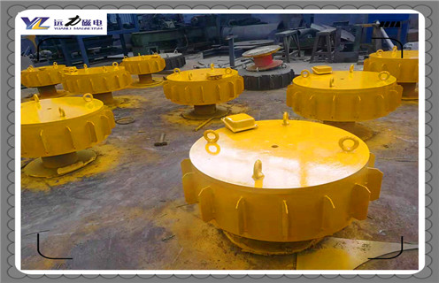 江西RCDC-8電磁除鐵器原理生產(chǎn)廠家_選型_河北江西RCDC-8電磁除鐵器原理生產(chǎn)廠家工作原理_價格,RCDC系列風(fēng)冷自卸式電磁除鐵器,是在RCDA系列風(fēng)冷懸掛式電磁除鐵器的基礎(chǔ)上增加了驅(qū)動電機、滾筒、帶刮板的卸鐵膠帶等組成的卸鐵機構(gòu)。在工作過程中卸鐵機構(gòu)自動將卸鐵皮帶上吸附的鐵磁性物質(zhì)拋到除鐵器以外的集鐵箱內(nèi),無需停電人工清理,實現(xiàn)了除鐵自動化。 一、江西RCDC-8電磁除鐵器原理生產(chǎn)廠家_選型_河北江西RCDC-8電磁除鐵器原理生產(chǎn)廠家工作原理_價格 1、在鋼鐵廠、水泥廠、多用于礦渣除鐵和保護輥壓機、立磨、破碎機等重要設(shè)備。 2、計算機模擬設(shè)計。 3、結(jié)構(gòu)簡單,易維護。 4、磁場強、功率大、磁透深度大。 5、采用軸流風(fēng)機散熱線效果良好,電磁線圈溫升低。 6、用于輸送膠帶上任何物料的除鐵,對各種型號的破碎機、磨機等設(shè)備起著可靠的保護作用。 江西RCDC-8電磁除鐵器原理生產(chǎn)廠家_選型_河北江西RCDC-8電磁除鐵器原理生產(chǎn)廠家工作原理_價格,RCDC系列風(fēng)冷自卸式電磁除鐵器,是在RCDA系列風(fēng)冷懸掛式電磁除鐵器的基礎(chǔ)上增加了驅(qū)動電機、滾筒、帶刮板的卸鐵膠帶等組成的卸鐵機構(gòu)。在工作過程中卸鐵機構(gòu)自動將卸鐵皮帶上吸附的鐵磁性物質(zhì)拋到除鐵器以外的集鐵箱內(nèi),無需停電人工清理,實現(xiàn)了除鐵自動化。 一、江西RCDC-8電磁除鐵器原理生產(chǎn)廠家_選型_河北江西RCDC-8電磁除鐵器原理生產(chǎn)廠家工作原理_價格 1、在鋼鐵廠、水泥廠、多用于礦渣除鐵和保護輥壓機、立磨、破碎機等重要設(shè)備。 2、計算機模擬設(shè)計。 3、結(jié)構(gòu)簡單,易維護。 4、磁場強、功率大、磁透深度大。 5、采用軸流風(fēng)機散熱線效果良好,電磁線圈溫升低。 6、用于輸送膠帶上任何物料的除鐵,對各種型號的破碎機、磨機等設(shè)備起著可靠的保護作用。